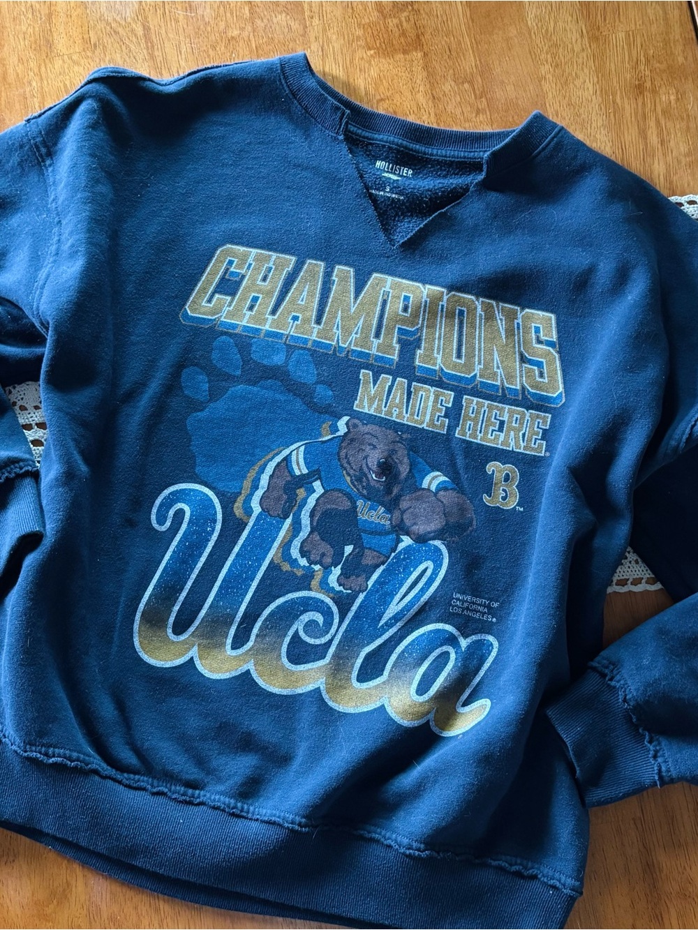 Hollister - UCLA split neck sweatshirt
